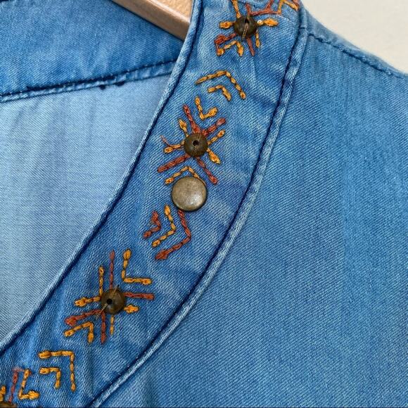 BNCI blue chambray tie front embroidered studded short sleeve boho western top M - Picture 4 of 13